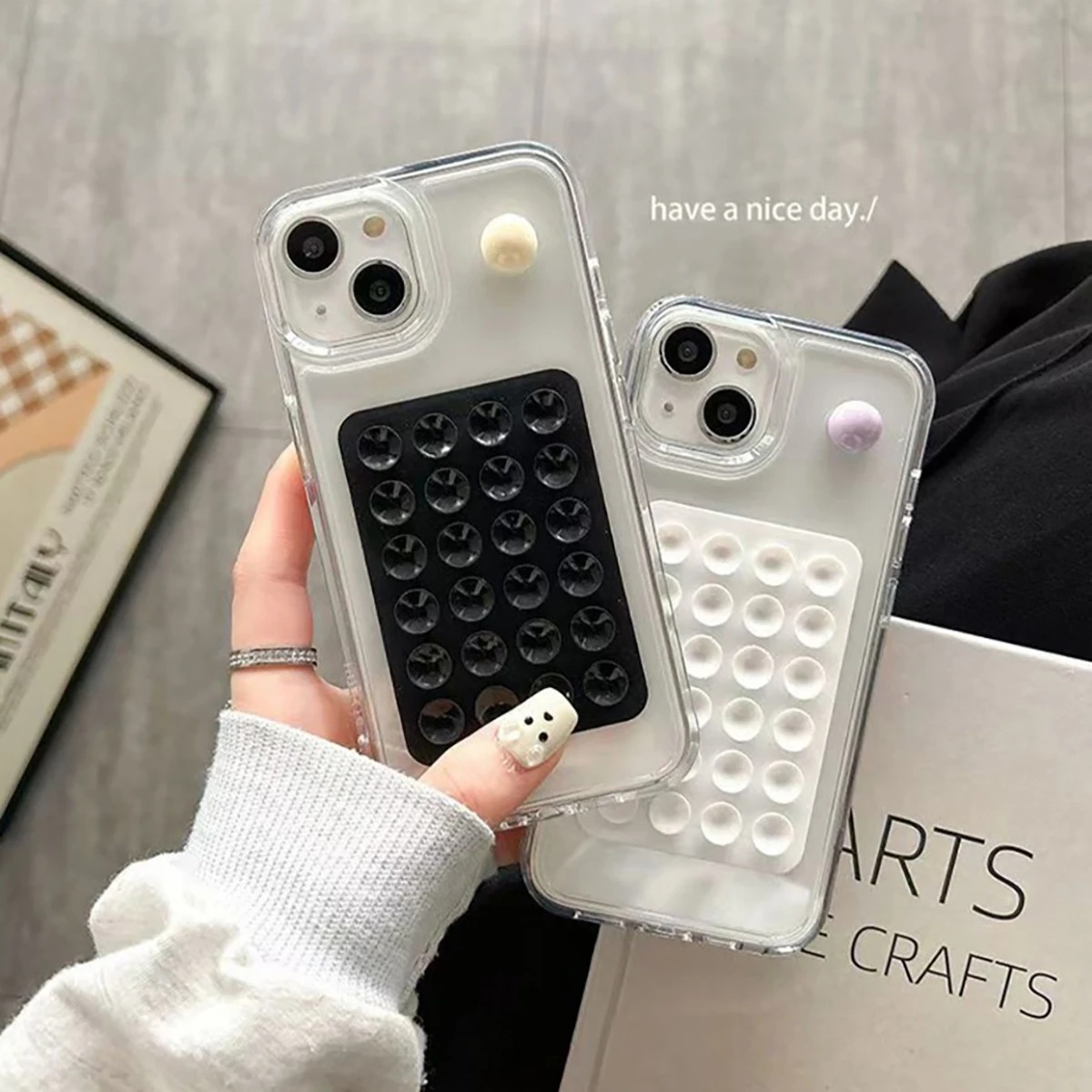 Phone Holder - แผ่นรองโทรศัพท์ซิลิโคนแบบดูดติดผนัง ขาตั้งติดผนังแบบดูดติดผนังอเนกประสงค์ ขาตั้งติดผนังแบบดูดติดผนังอเนกประสงค์…แผ่นรองกันลื่นทรงสี่เหลี่ยม
